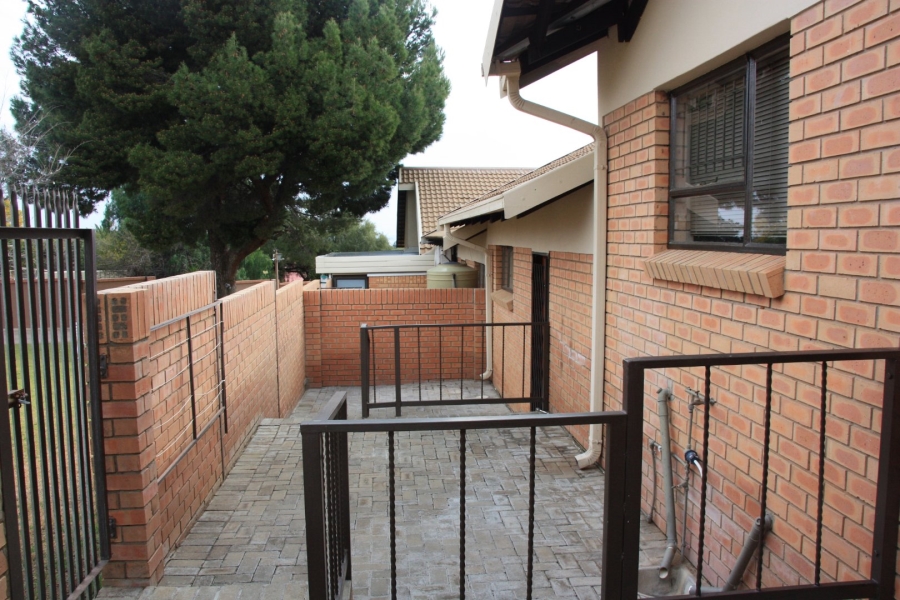 2 Bedroom Property for Sale in Langenhovenpark Free State